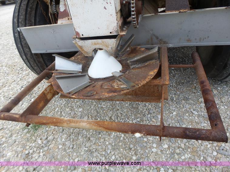 image for item L6240 Mobility 900 fertilizer spreader