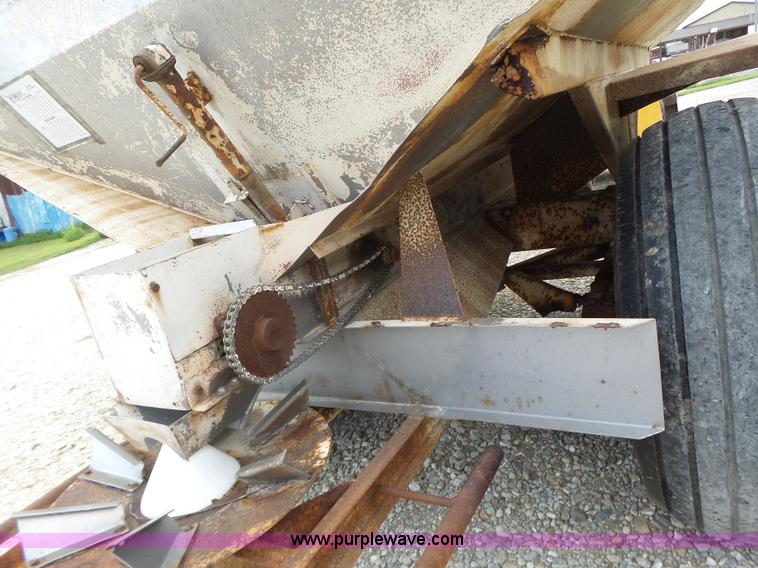 image for item L6240 Mobility 900 fertilizer spreader