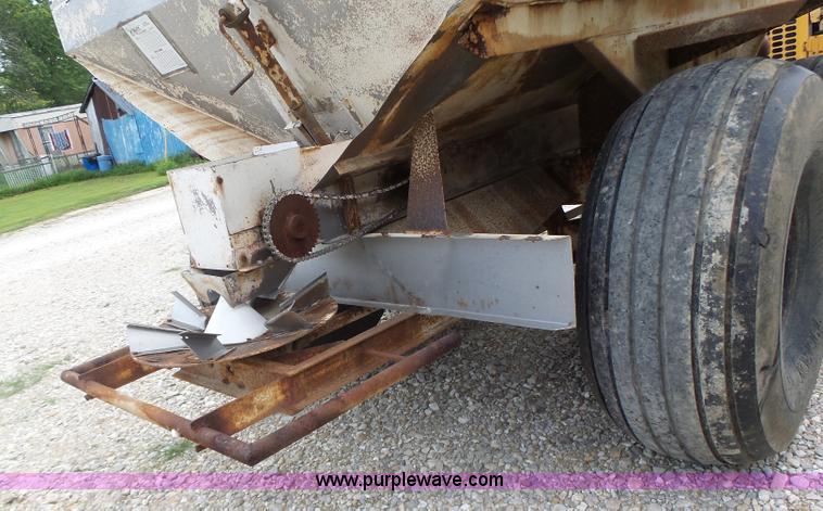 image for item L6240 Mobility 900 fertilizer spreader