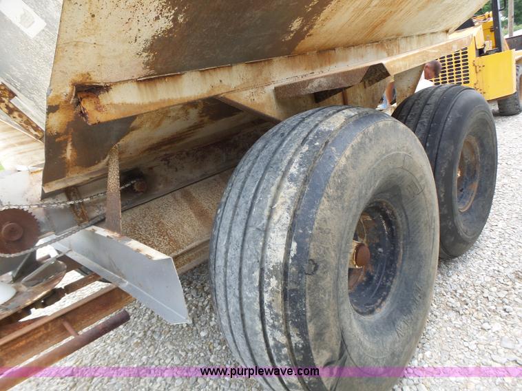 image for item L6240 Mobility 900 fertilizer spreader