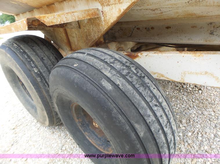 image for item L6240 Mobility 900 fertilizer spreader