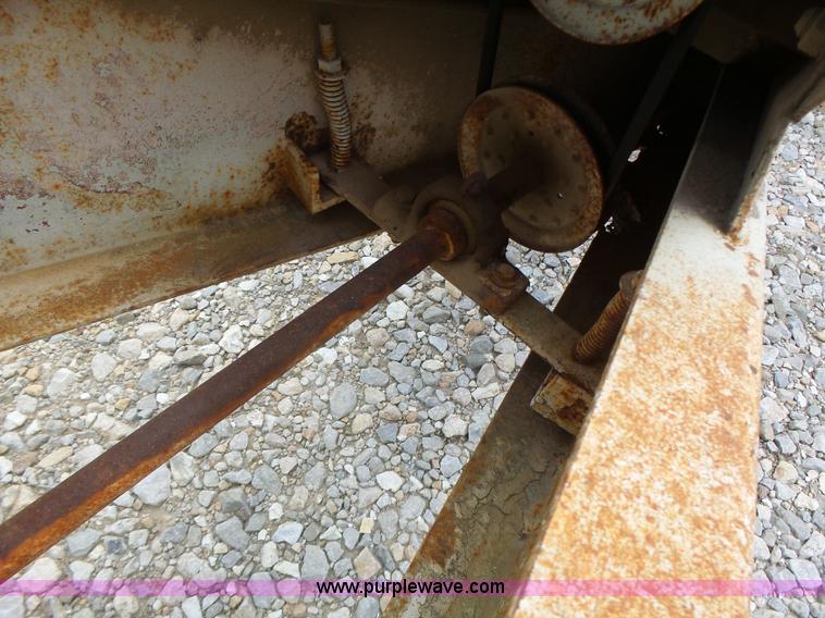 image for item L6240 Mobility 900 fertilizer spreader