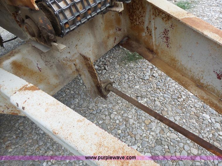 image for item L6240 Mobility 900 fertilizer spreader