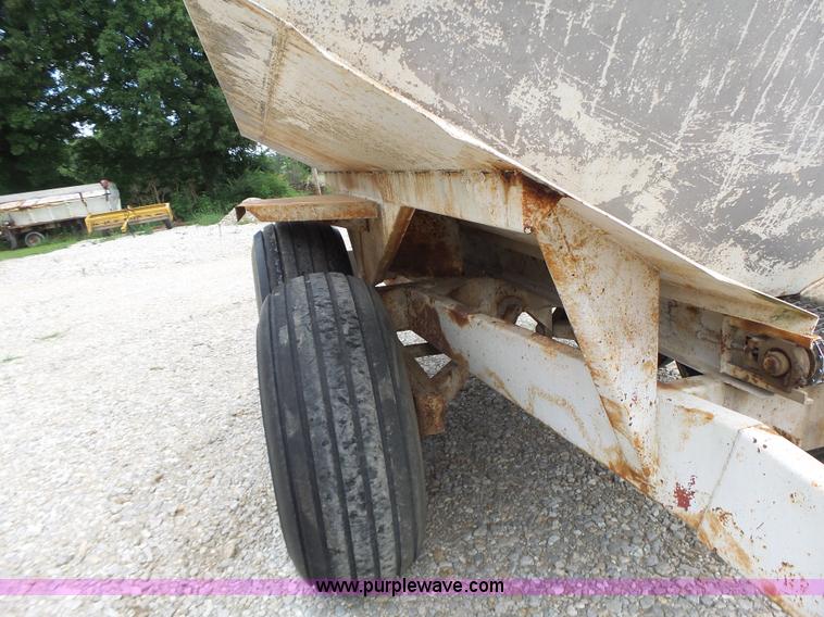 image for item L6240 Mobility 900 fertilizer spreader