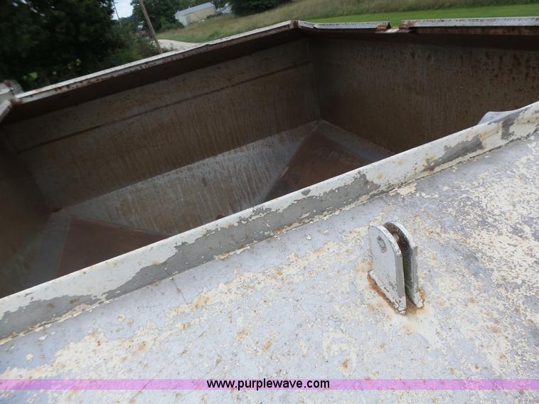 image for item L6240 Mobility 900 fertilizer spreader