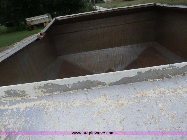 image for item L6240 Mobility 900 fertilizer spreader