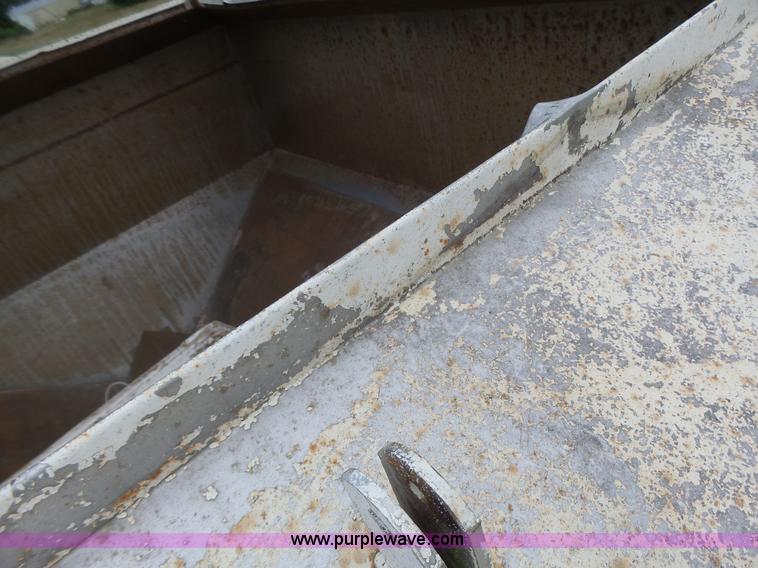 image for item L6240 Mobility 900 fertilizer spreader