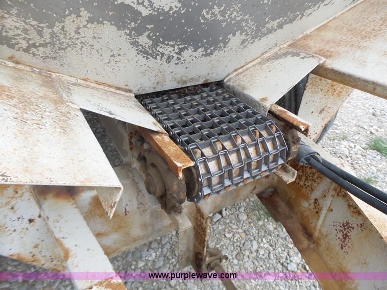 image for item L6240 Mobility 900 fertilizer spreader