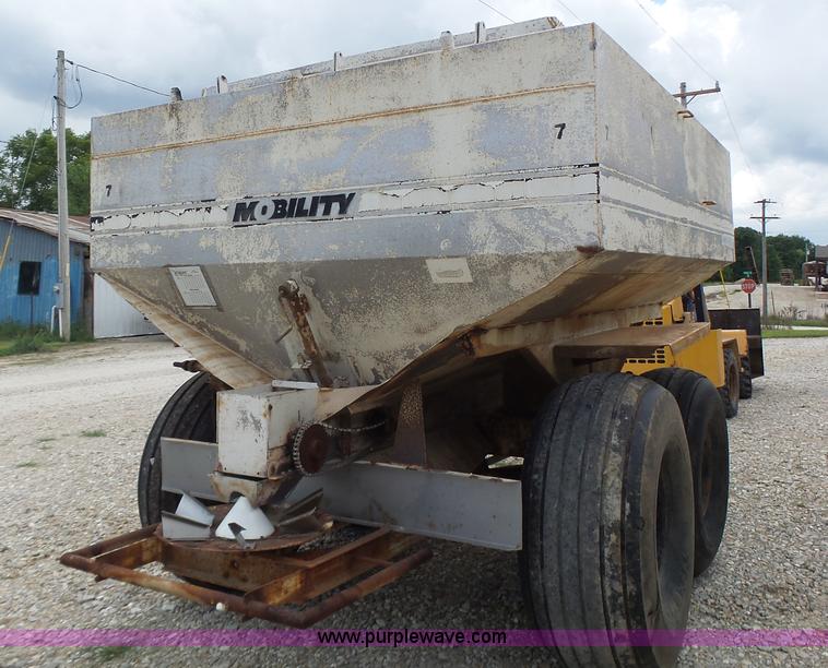 image for item L6240 Mobility 900 fertilizer spreader