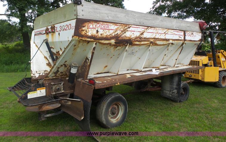 image for item L6241 New Leader 3020 spreader bed