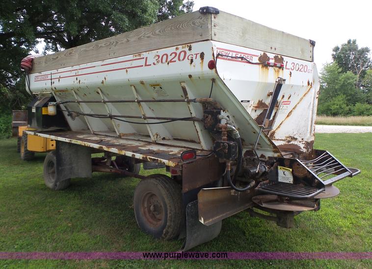 image for item L6241 New Leader 3020 spreader bed