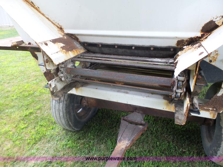 image for item L6241 New Leader 3020 spreader bed