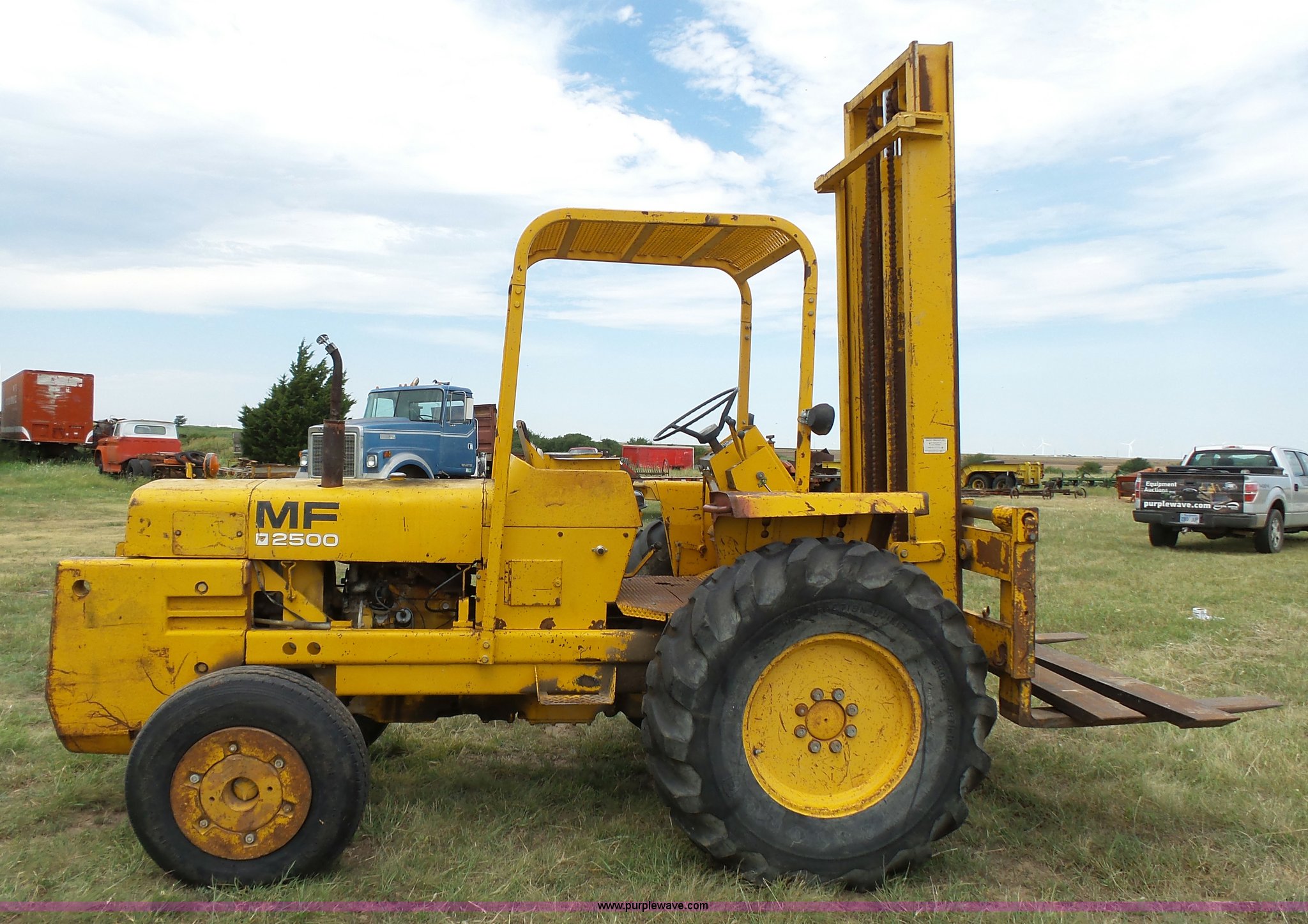 MasseyFerguson 2500 forklift in Spearville, KS Item K5284 sold Purple Wave