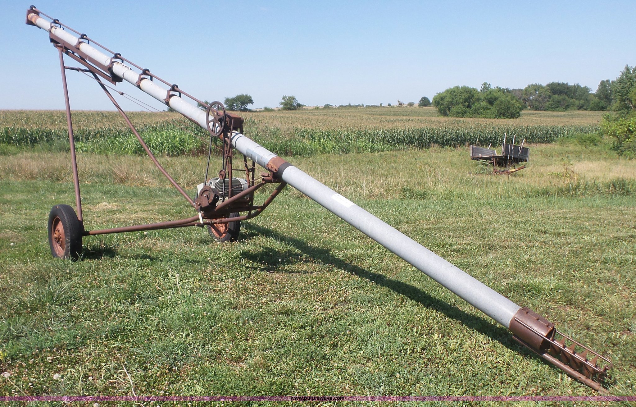 Grain auger in McLouth, KS Item L4946 sold Purple Wave