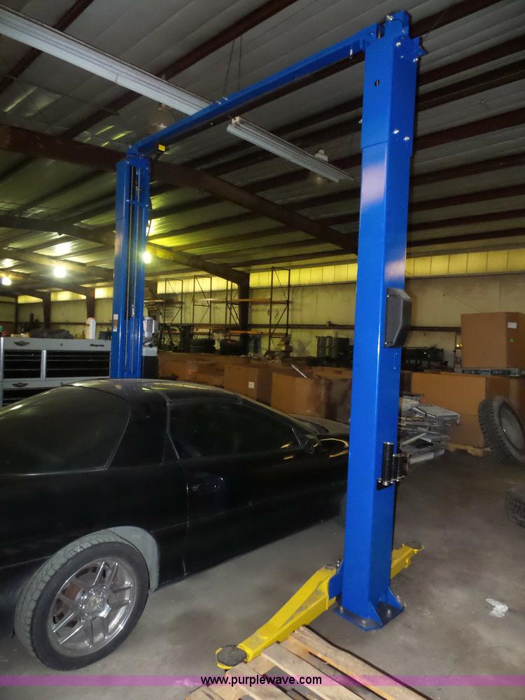image for item BK9651 Rotary two post vehicle lift