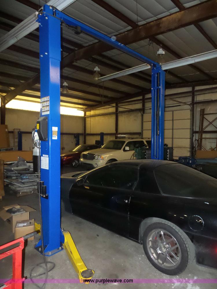 image for item BK9651 Rotary two post vehicle lift
