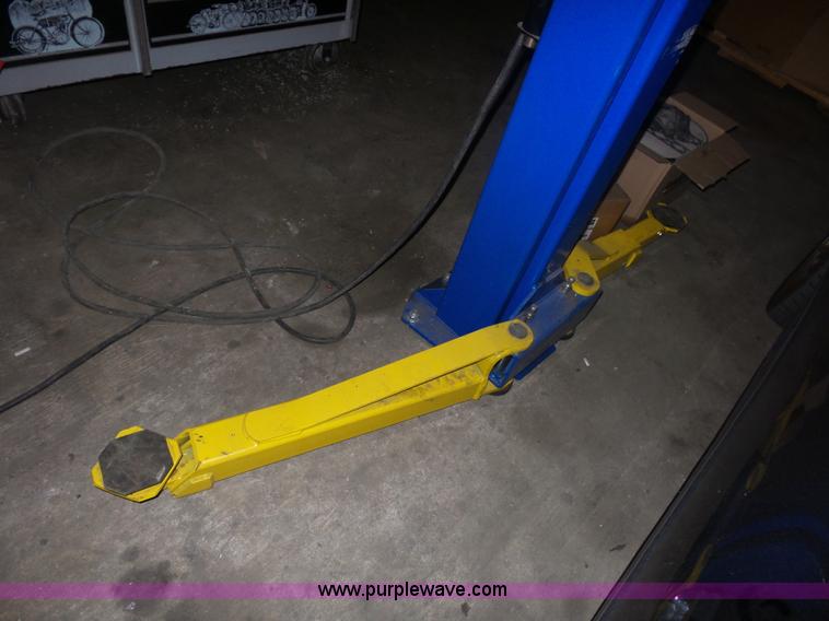 image for item BK9651 Rotary two post vehicle lift
