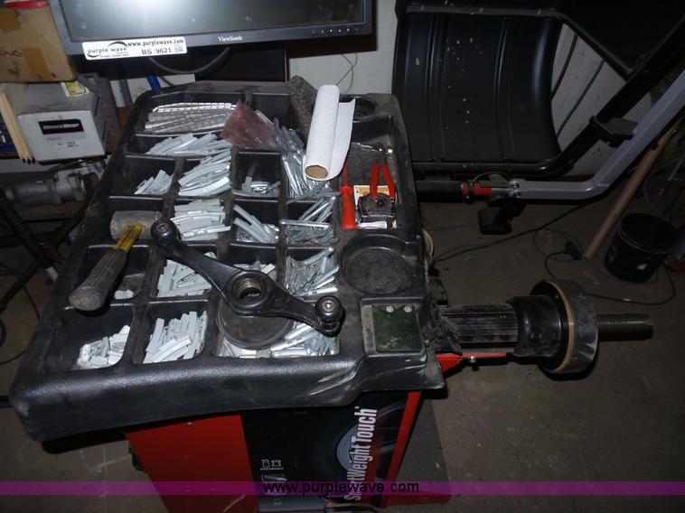 image for item BS9621 Hunter Engineering Company Smart Weight touch tire balancing machine