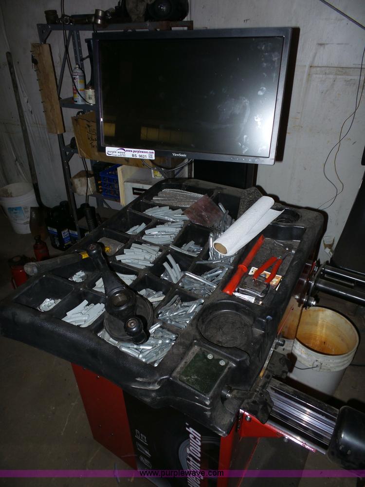 image for item BS9621 Hunter Engineering Company Smart Weight touch tire balancing machine