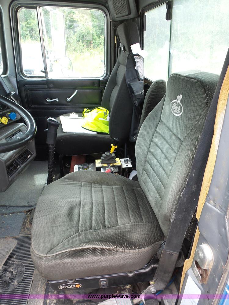 image for item BS9626 2003 Mack RD688S dump truck