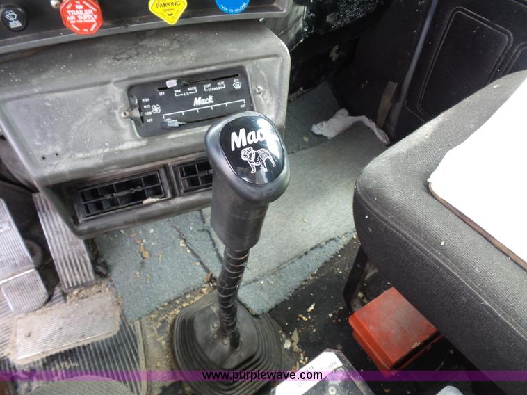 image for item BS9626 2003 Mack RD688S dump truck