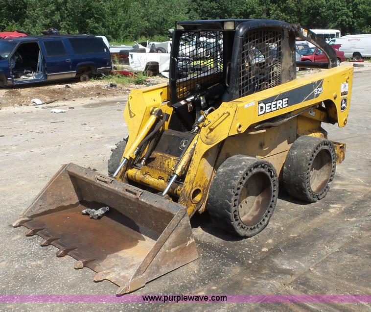 image for item BS9636 2005 John Deere 325 skid steer
