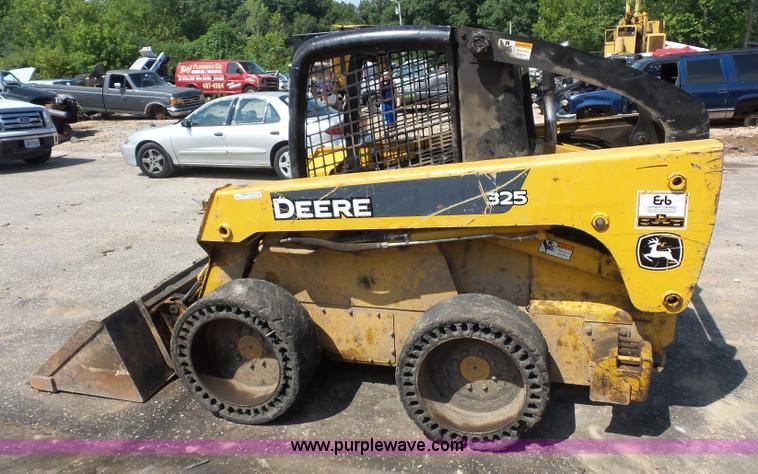image for item BS9636 2005 John Deere 325 skid steer