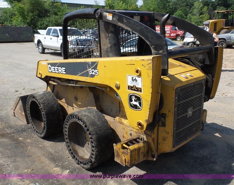 image for item BS9636 2005 John Deere 325 skid steer