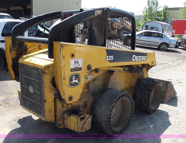 image for item BS9636 2005 John Deere 325 skid steer