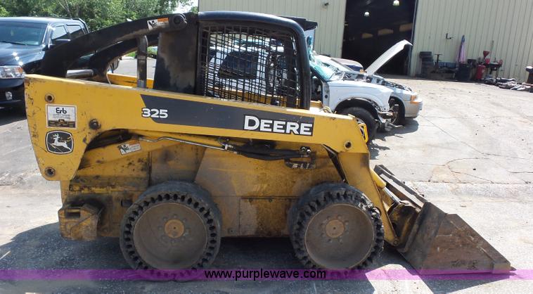 image for item BS9636 2005 John Deere 325 skid steer