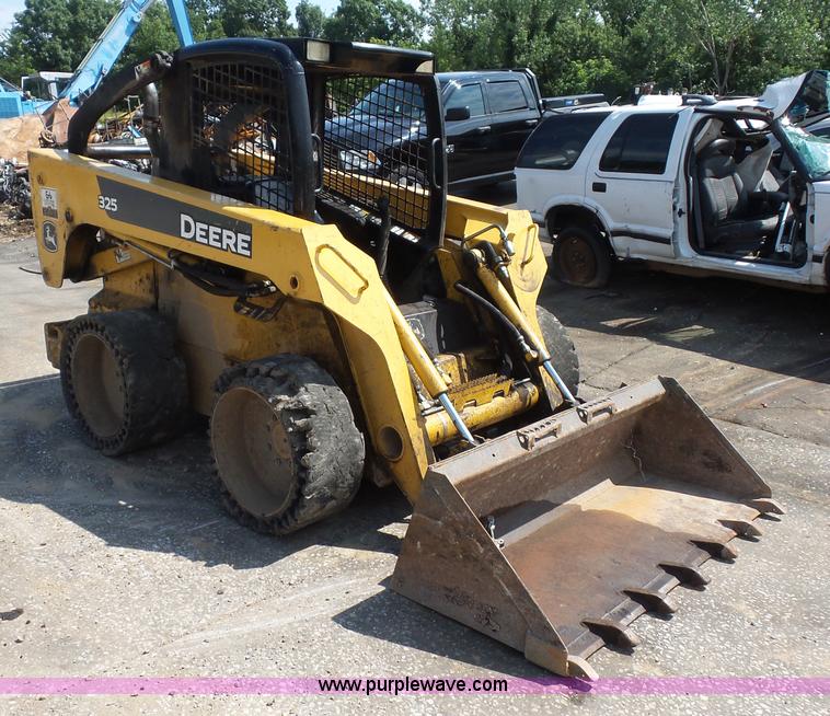 image for item BS9636 2005 John Deere 325 skid steer