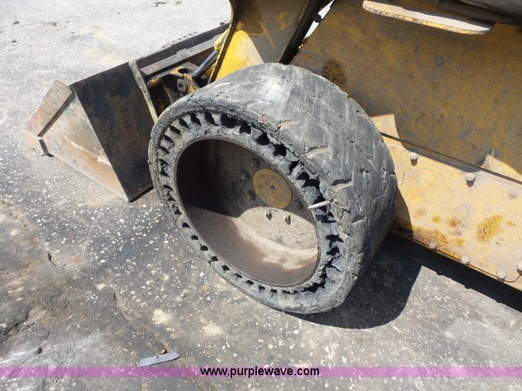 image for item BS9636 2005 John Deere 325 skid steer