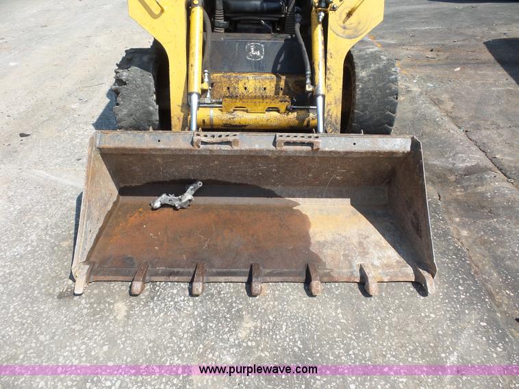 image for item BS9636 2005 John Deere 325 skid steer