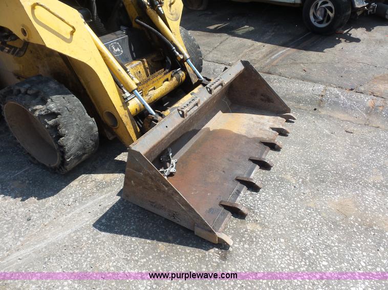 image for item BS9636 2005 John Deere 325 skid steer