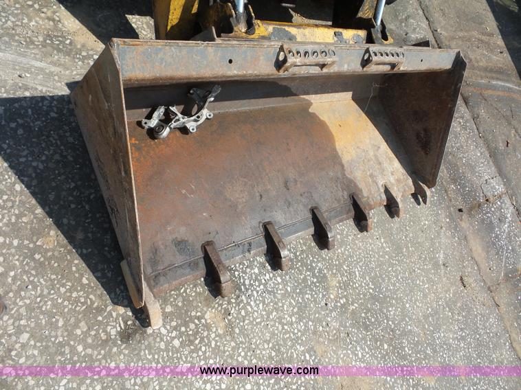 image for item BS9636 2005 John Deere 325 skid steer