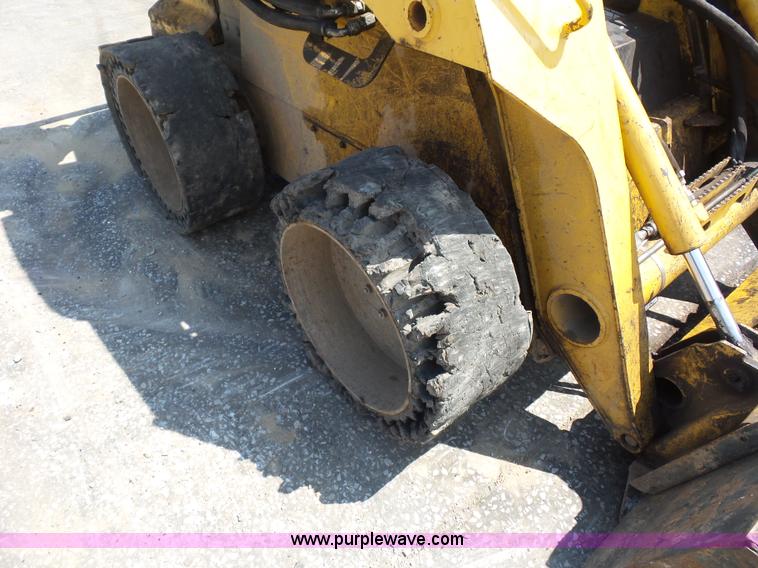 image for item BS9636 2005 John Deere 325 skid steer