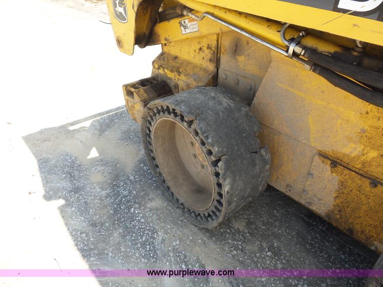 image for item BS9636 2005 John Deere 325 skid steer