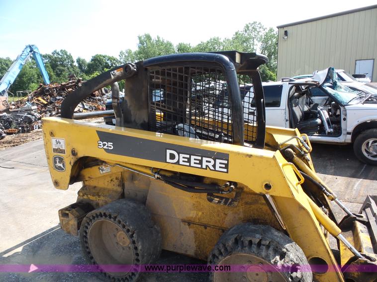 image for item BS9636 2005 John Deere 325 skid steer