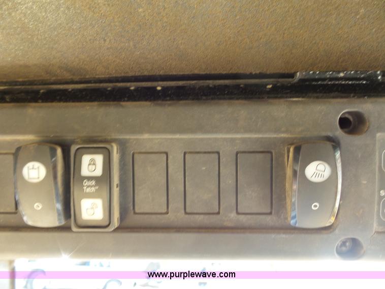 image for item BS9636 2005 John Deere 325 skid steer