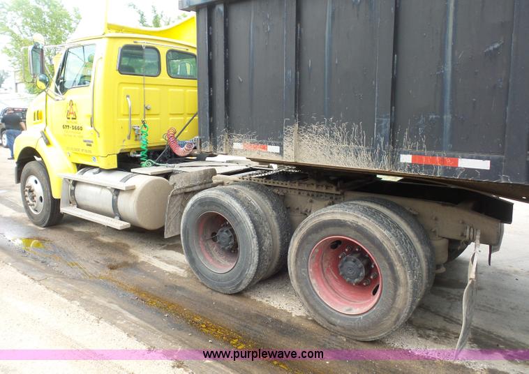 image for item BS9645 2006 Sterling A9500 semi truck