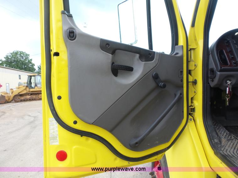 image for item BS9651 2009 Freightliner Business Class M2 wrecker truck