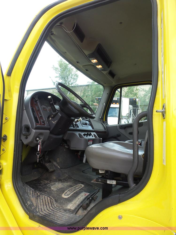 image for item BS9651 2009 Freightliner Business Class M2 wrecker truck