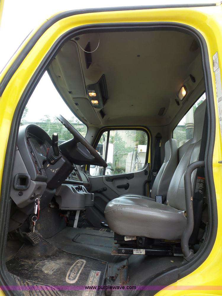 image for item BS9651 2009 Freightliner Business Class M2 wrecker truck