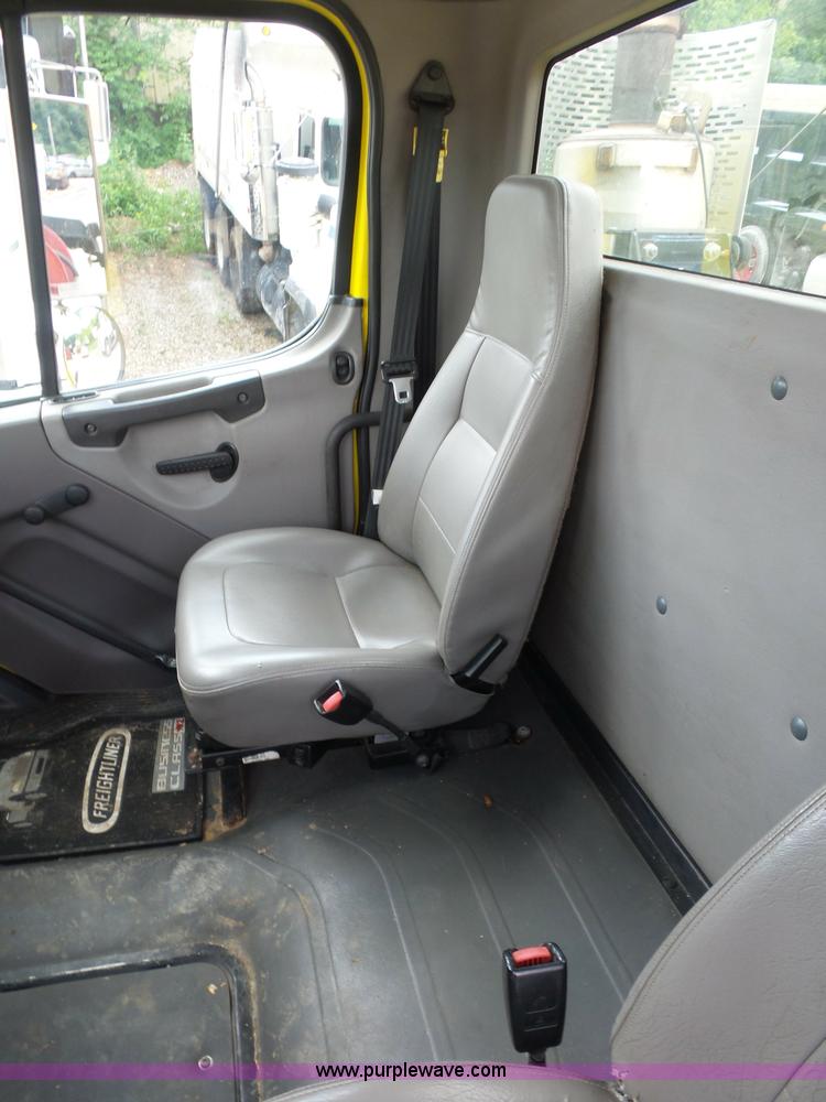 image for item BS9651 2009 Freightliner Business Class M2 wrecker truck