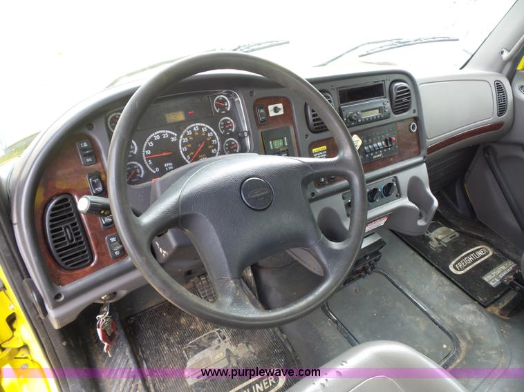 image for item BS9651 2009 Freightliner Business Class M2 wrecker truck