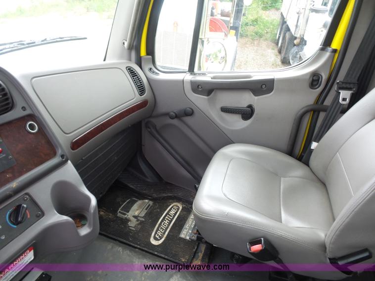 image for item BS9651 2009 Freightliner Business Class M2 wrecker truck