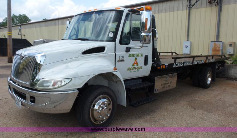 image for item BS9655 2005 International 4200 rollback truck