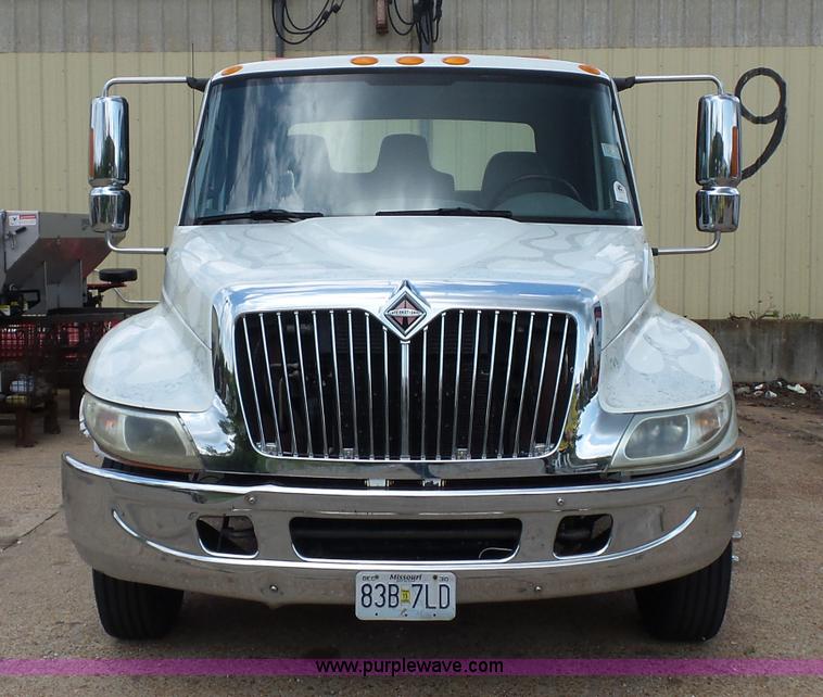 image for item BS9655 2005 International 4200 rollback truck