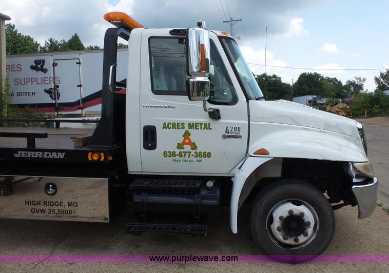 image for item BS9655 2005 International 4200 rollback truck