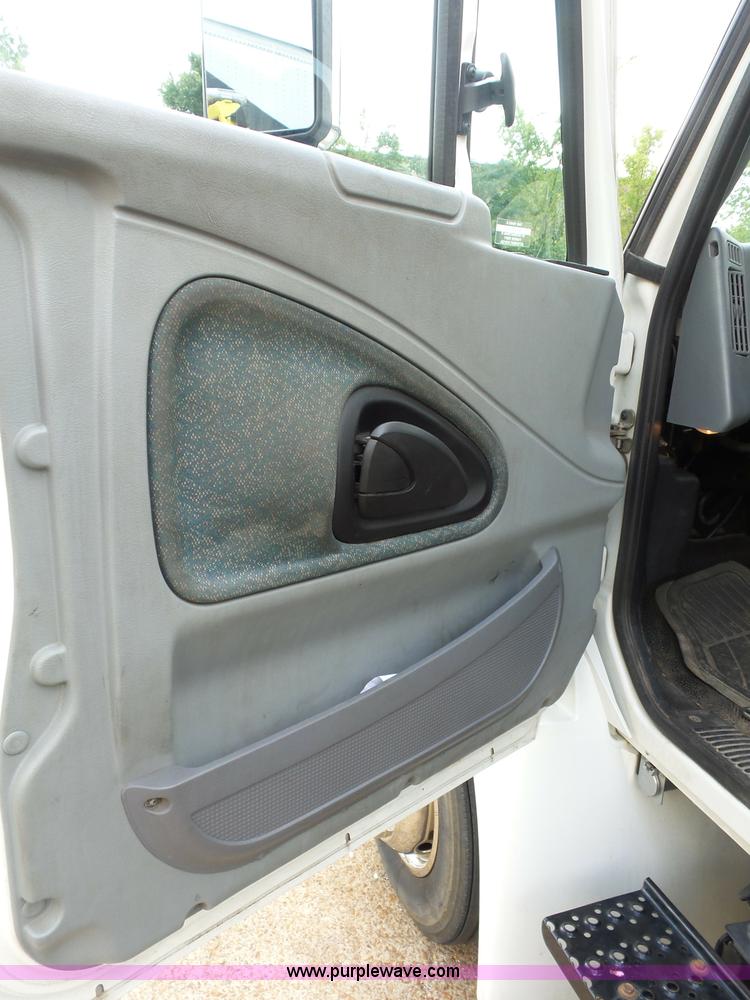 image for item BS9655 2005 International 4200 rollback truck